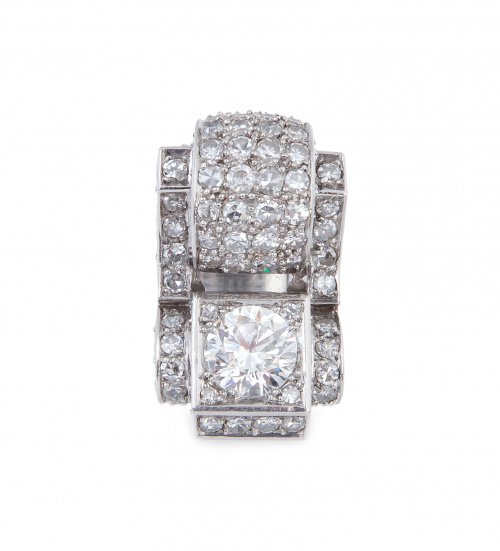 Elegante sortija chevalière de brillantes con diseño asimét