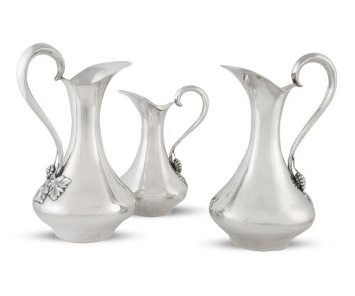Juego de tres jarras de plata de diferente tamaño, decorada