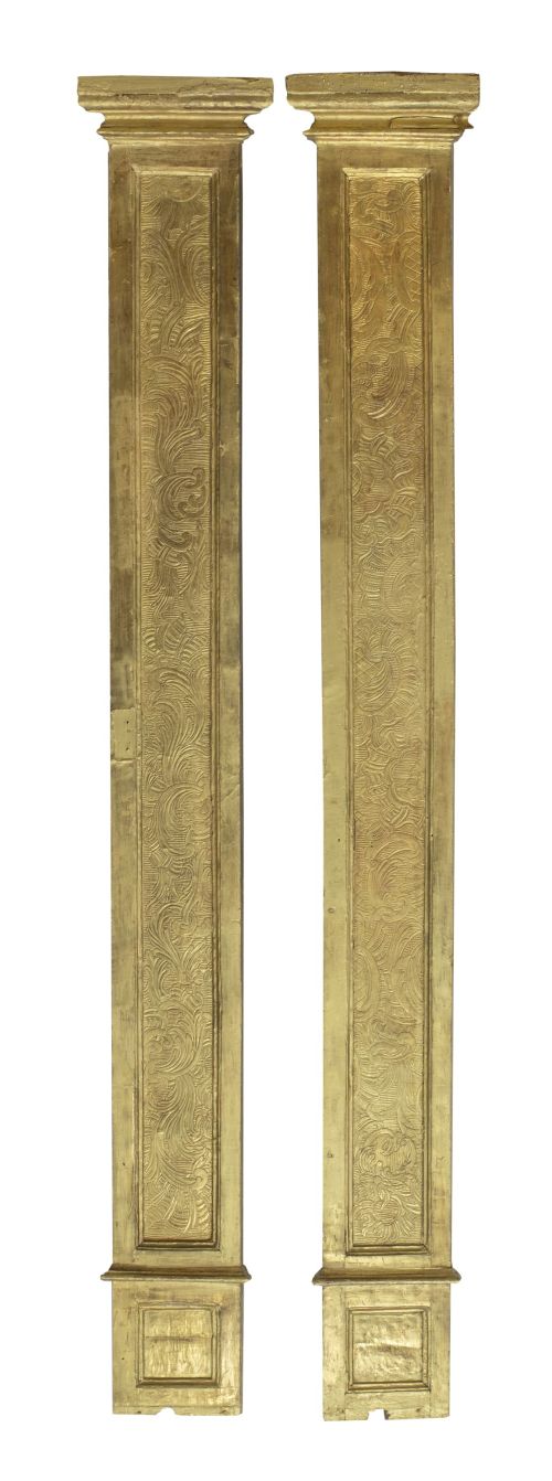 Pareja de pilastras de madera tallada y dorada con tornapun