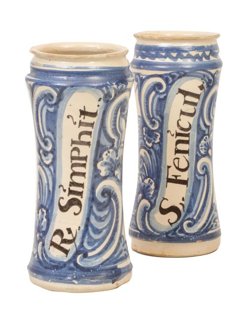 Pareja de albarelos de cerámica esmaltada en azul cobalto y