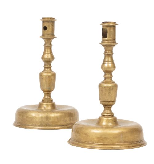 Pareja de candeleros de bronce dorado, astil con forma de j