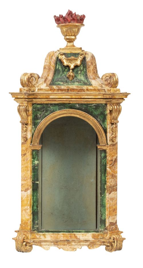 Hornacina de madera tallada, policromada y dorando, imitand