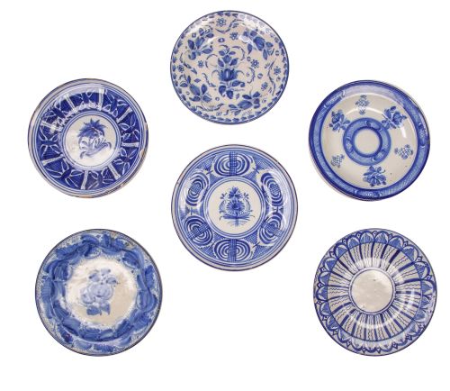Lote de seis platos de cerámica esmaltada en azul y blanco,