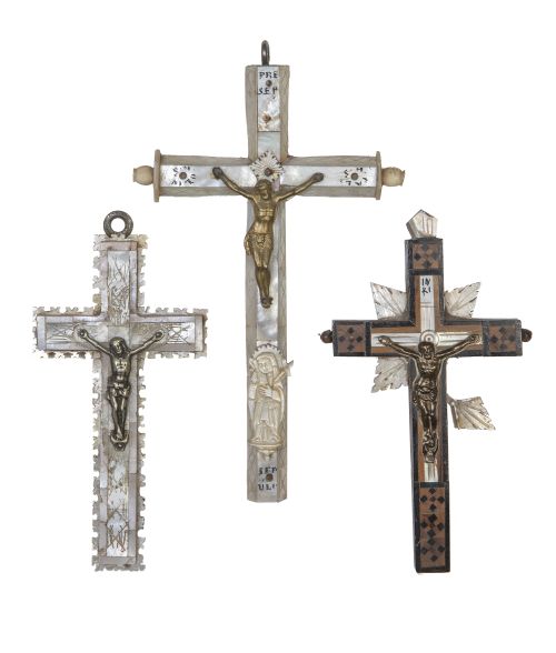 Lote de tres cruces de madera de con aplicaciones de nácar 