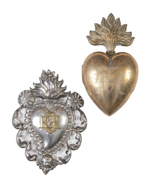 Dos exvotos del Sagrado Corazón de Jesús, uno en plata y ot