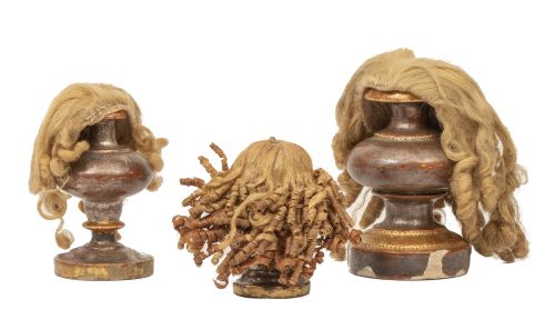 Lote de tres pelucas para Niño Jesús de pelo natural, sobre