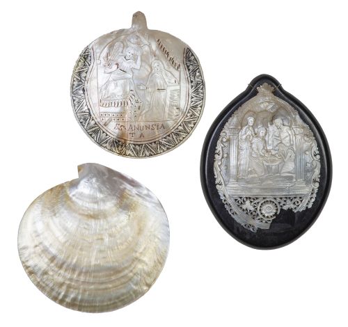 Lote de tres conchas de nácar, una de ellas con la Anunciac