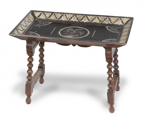 Bandeja de madera tallada y policromada con patas plegables