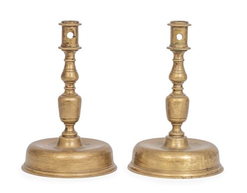 Pareja de candeleros de bronce dorado con astil con forma d
