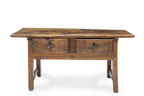 Bufete de madera de nogal, con los cajones tallados en el f