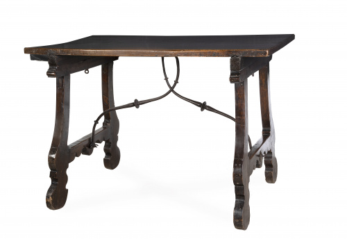 Mesa con patas de lira de madera de nogal y fiadores de hie