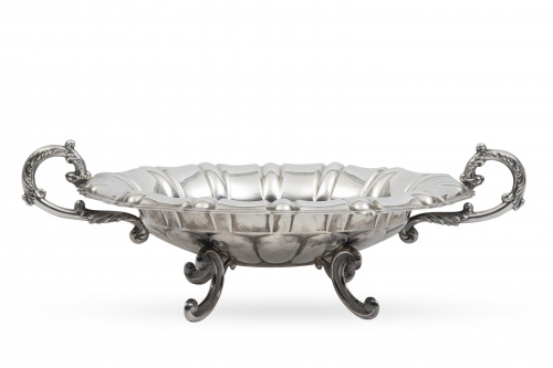 Centro de plata de decoración gallonada y asas con hojas de