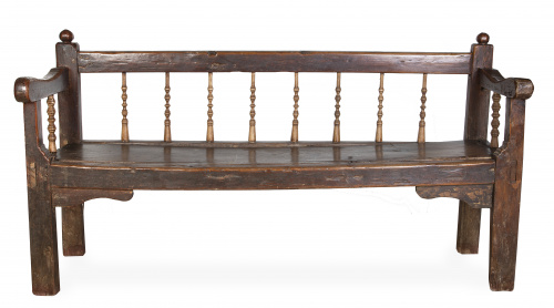 Banco de madera de nogal tallada.España, S. XVIII.