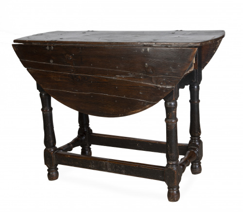 Mesa de alas de madera de nogal tallado.Castilla, pp. del