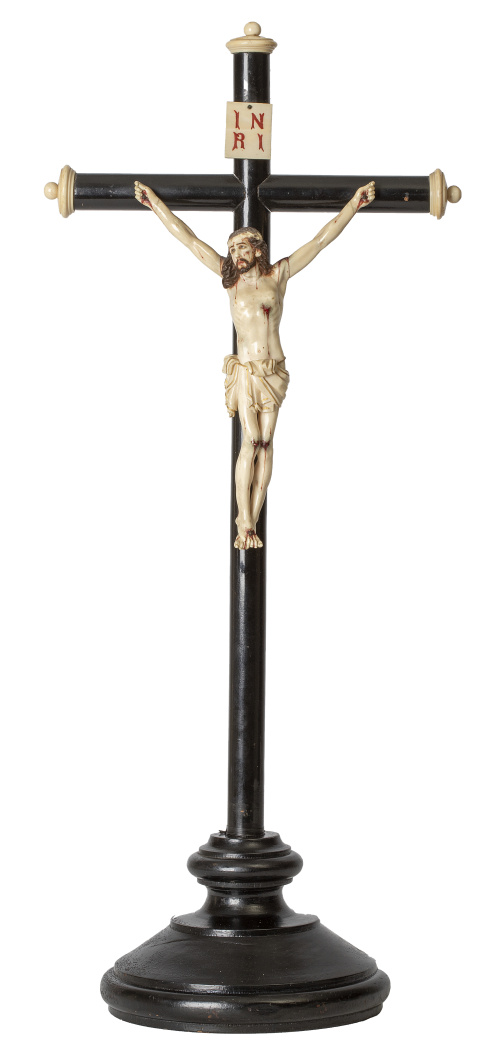 Cristo crucificado.Marfil tallado y parcialmente policrom