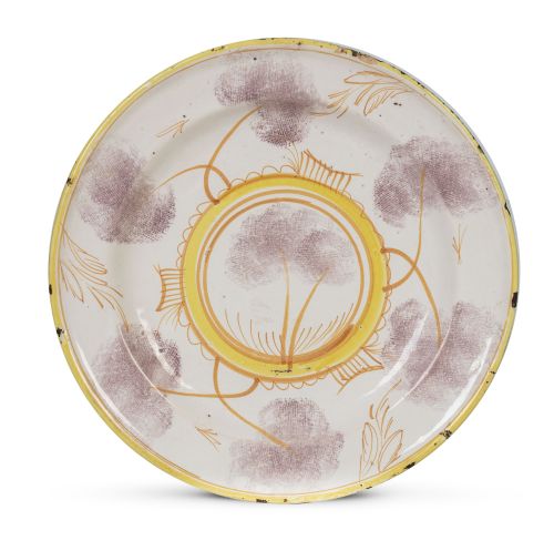 Plato de cerámica esmaltada en malva y amarillo.Ribesalbe