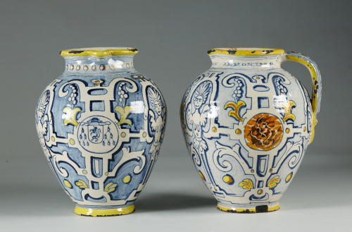 Orza de cerámica esmaltada en azul cobalto, ocres y amarill