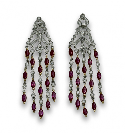 Pendientes largos con brillantes y rubíes en líneas colgant