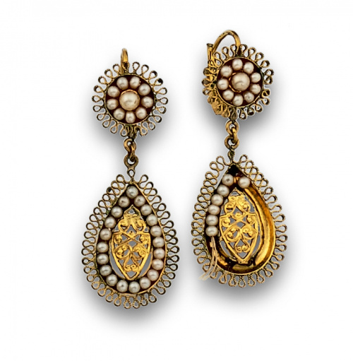 Pendientes s.XIX de filigrana de metal dorado y símil perla