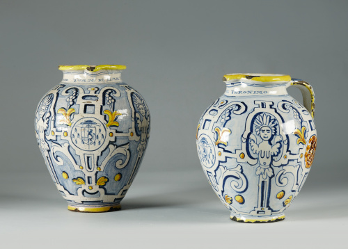 Jarro de cerámica esmaltada en azul cobalto, ocres y amaril