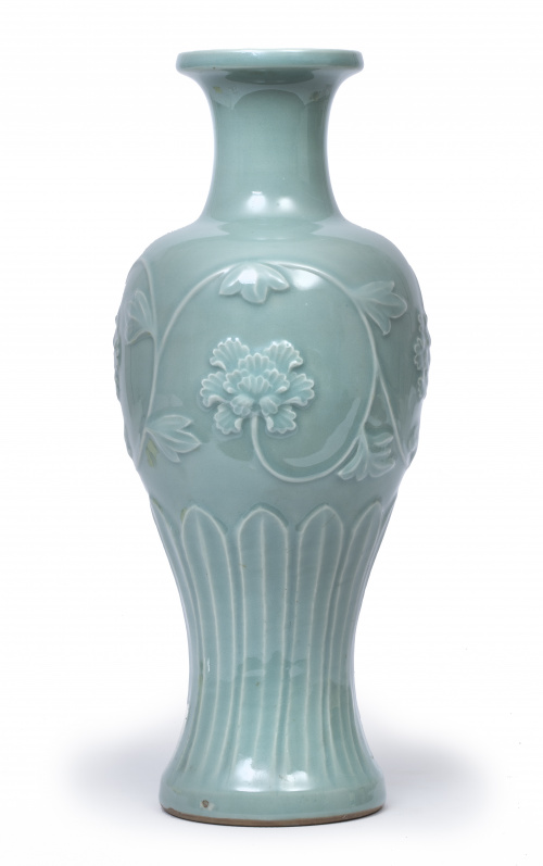 Jarrón esmaltado en celadón, decorado en relieve.China, S