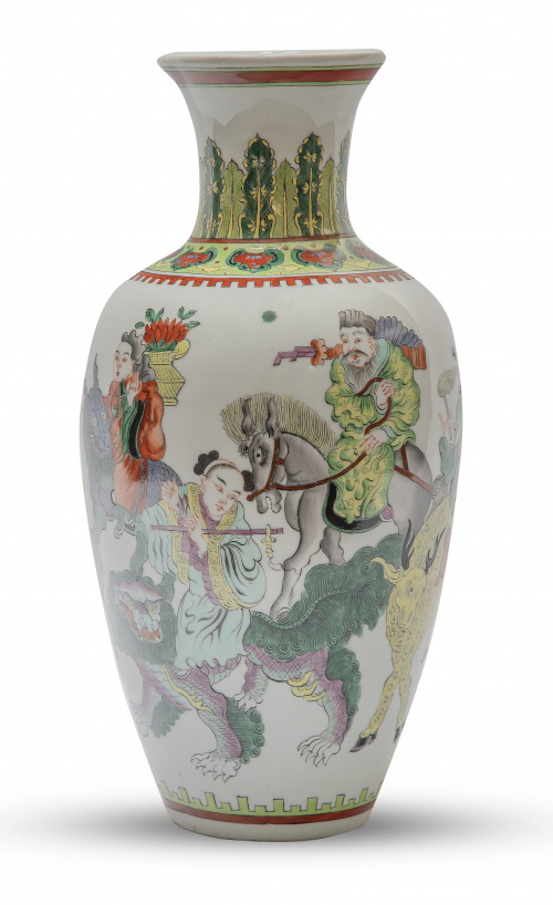 Jarrón de porcelana esmaltada decorado con guerreros.Chin