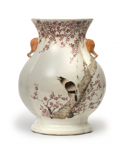 Jarrón Hu de porcelana esmaltada decorado con un almendro e