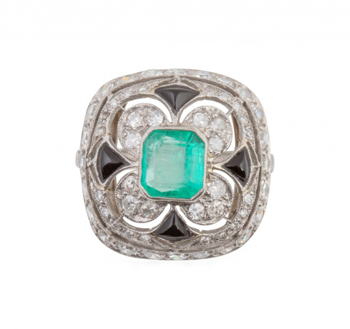 Sortija estilo Art-Decó con esmeralda central rodeada por f