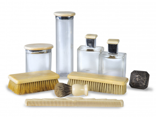 Juego de tocador en cristal y marfil.Francia, ff. del S. 