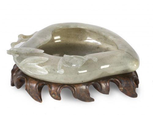 Pincelera en jade tallado con hojas y murciélago.China, S