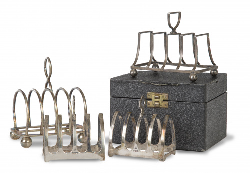 Lote de cuatro toaster racks de metal plateado dos en caja.