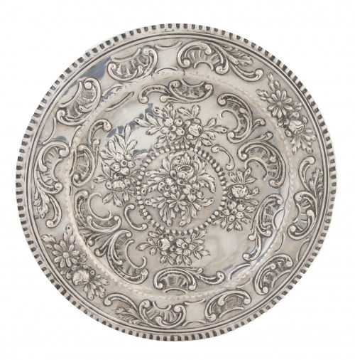 Bandeja de plata con decoración repujada, ff. del S. XIX.