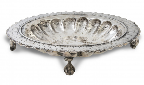 Brasero en plata repujada apoya sobre patas de garra sobre 