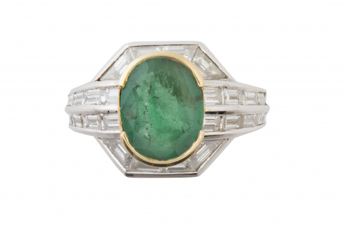 Sortija con esmeralda de talla oval rodeada por marco hexag