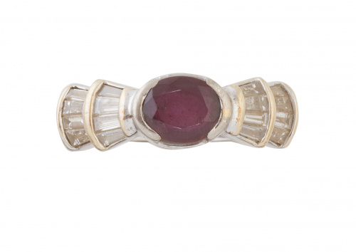 Sortija con rubí de talla oval y bandas escalonadas de diam