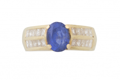 Sortija con un zafiro de talla oval y dobles bandas de diam