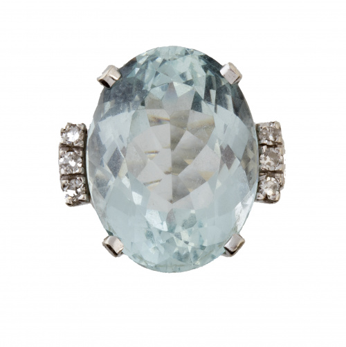Sortija en oro blanco con aguamarina de talla oval flanquea