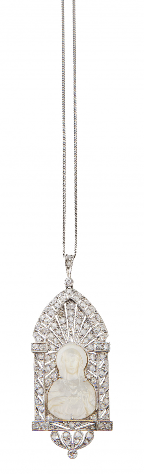 Medalla Art-Decó con Virgen Dolorosa de nácar enmarcada en 