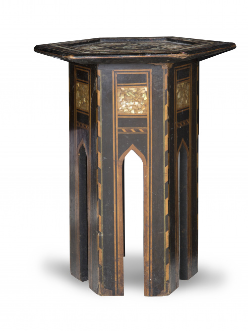 Mesa octogonal de estilo nazarí en madera con marquetería e