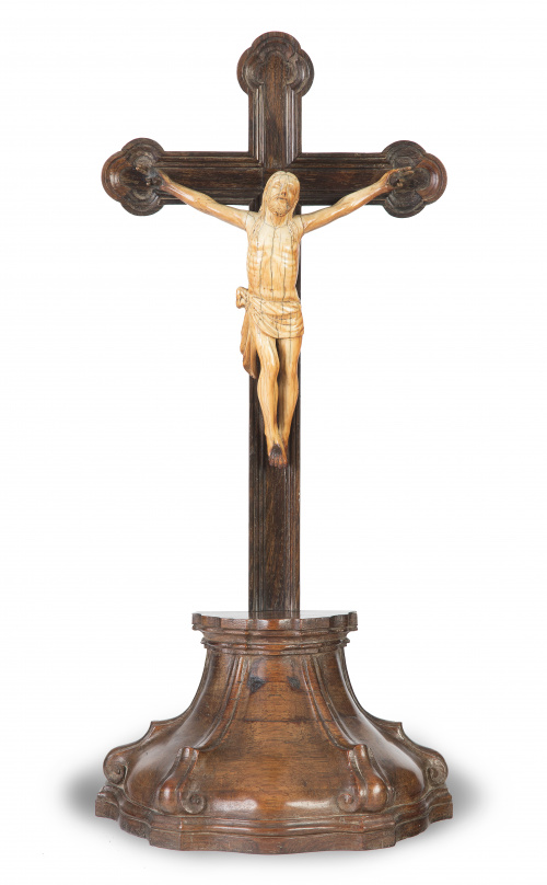 Cristo expirante.Escultura en marfil tallado y cruz de ma