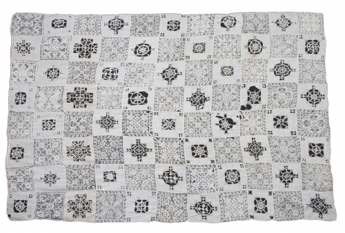 Paño decorado con bordado, formando ajedrezado.Trabajo sa