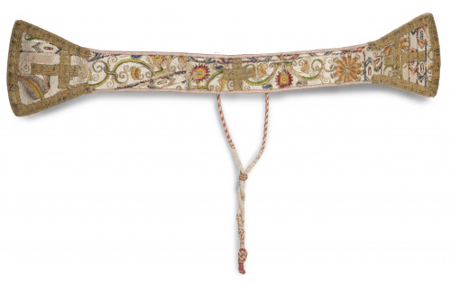 Estola bordada en oro, plata y seda, con motivos vegetales.