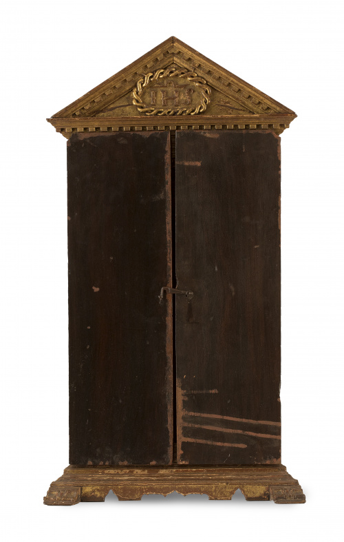 Altar portátil en madera tallada, policromada y dorada.Es