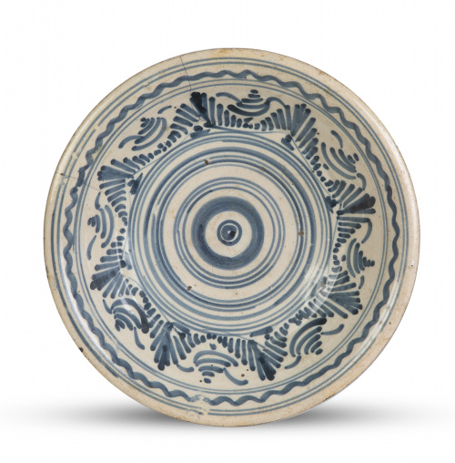 Plato de cerámica esmaltada en azul y blanco.Talavera, S.