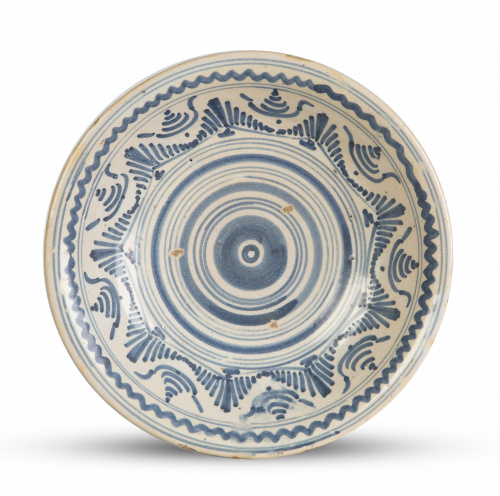 Plato de cerámica esmaltada en azul y blanco.Talavera, S.
