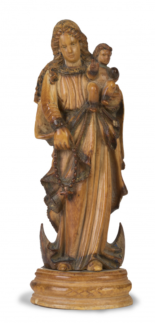 Virgen del Rosario de marfil talladoTrabajo indo-portugué
