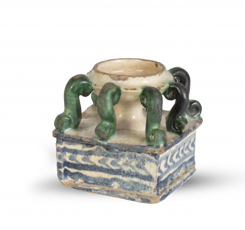 Salero de cerámica esmaltada en azul cobalto y verde.S. X