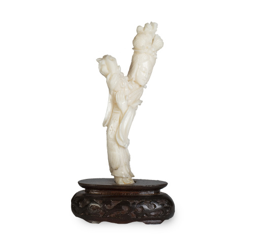 Figura femenina de coral blanco tallado.China, ff. del S.