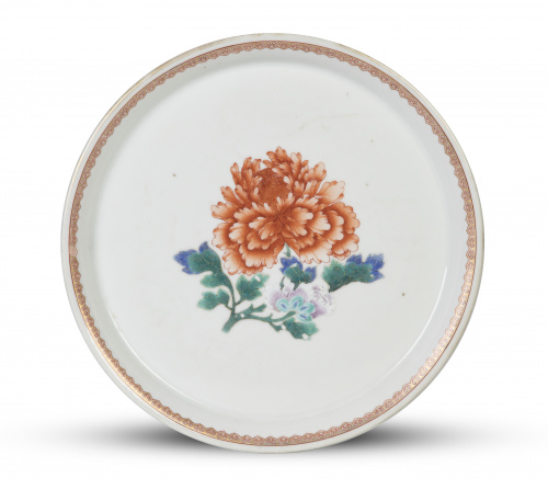 Plato de porcelana esmaltada de Compañía de Indias con flor