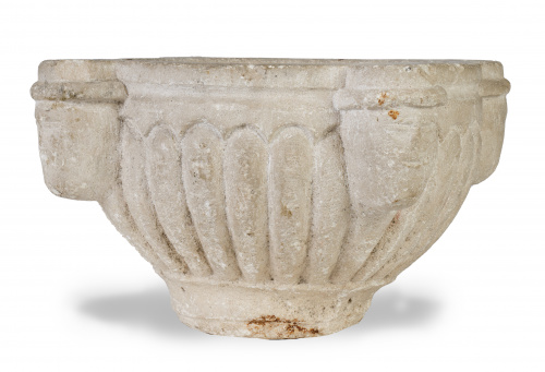 Mortero de piedra con cabezas talladas y gallones.España,